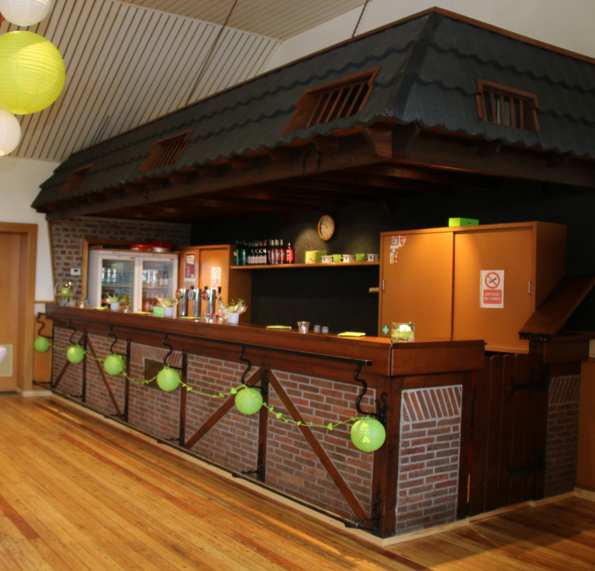 Un bar entièrement équipé